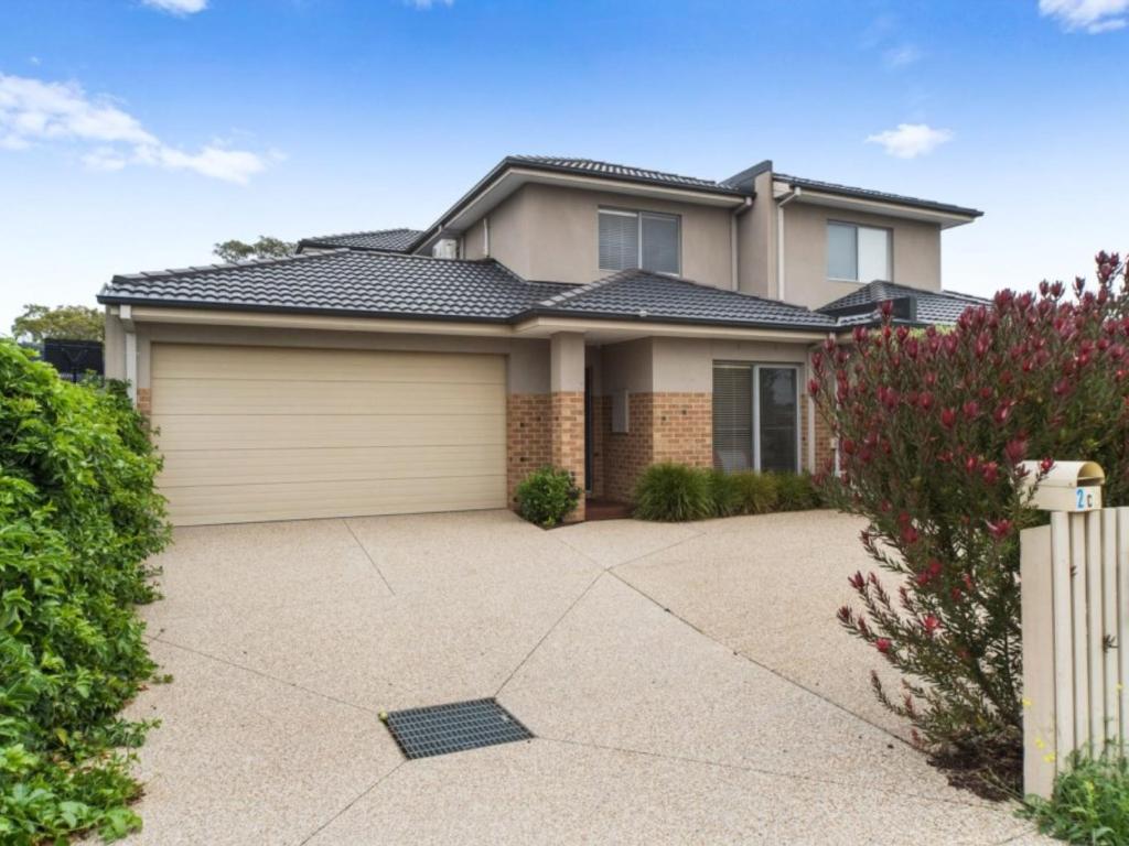 une maison avec un garage en face dans l'établissement Coastal Cootamundra, à Capel Sound