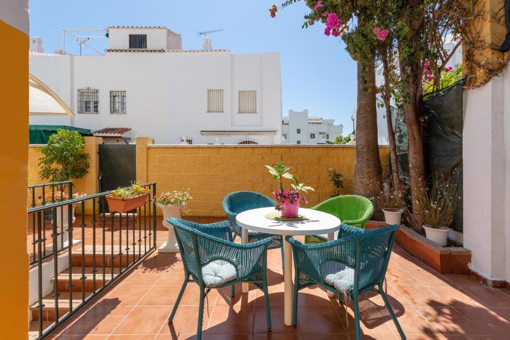 patio con mesa y sillas en el balcón en Apartamento Beramendi, en Torremolinos