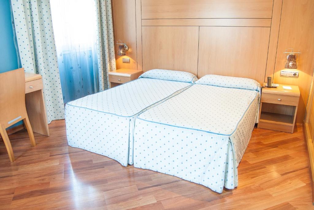 um quarto com uma cama num quarto em Reino de Granada em Granada