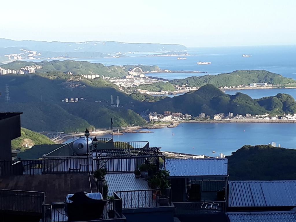 a view of a large body of water with mountains at Yun Cheng Homestay in Jiufen