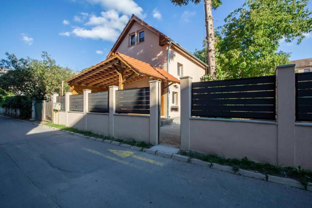 una casa con una valla al lado de una calle en Casa Sonia Sighisoara, en Sighişoara