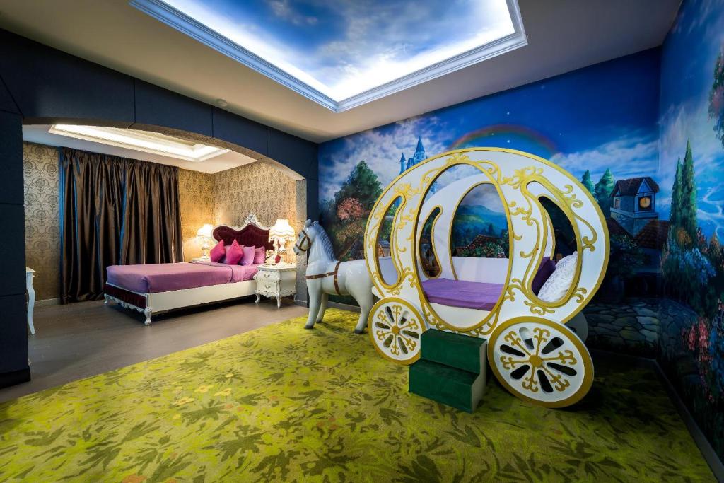 Maison Boutique Theme Hotel Kuala Lumpur by Swing & Pillows في كوالالمبور: غرفة بسرير وعربة
