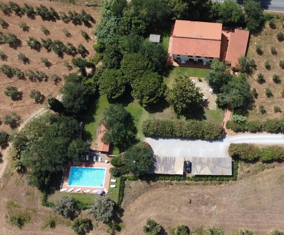 una vista aérea de una finca con piscina en azienda agrituristica Allumiere, en Campiglia Marittima