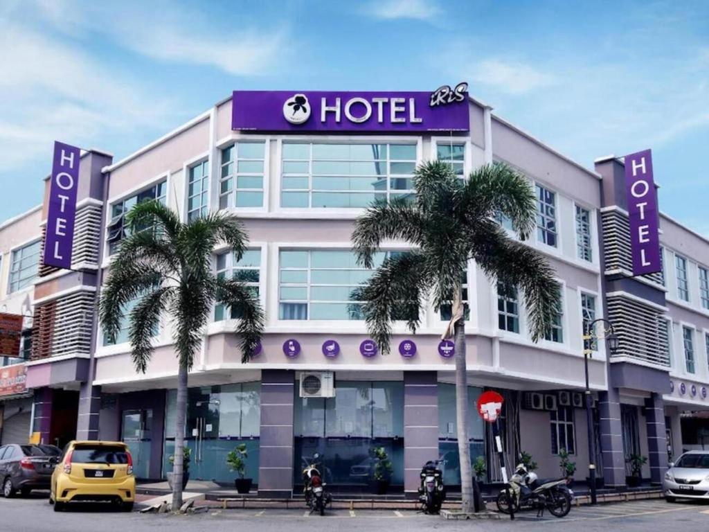 Iris Hotel في كاجانغ: فندق امامه نخيل