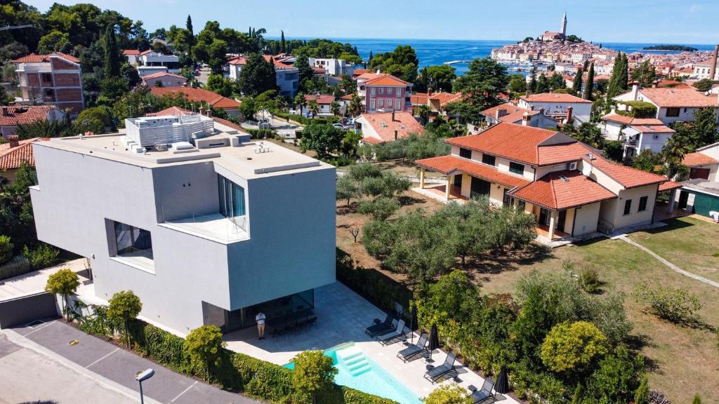 een luchtfoto van een huis bij RM Luxury villa with pool in Rovinj in Rovinj