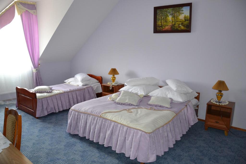 una camera d'albergo con due letti e una finestra di Kruiz Motel a Kholmok