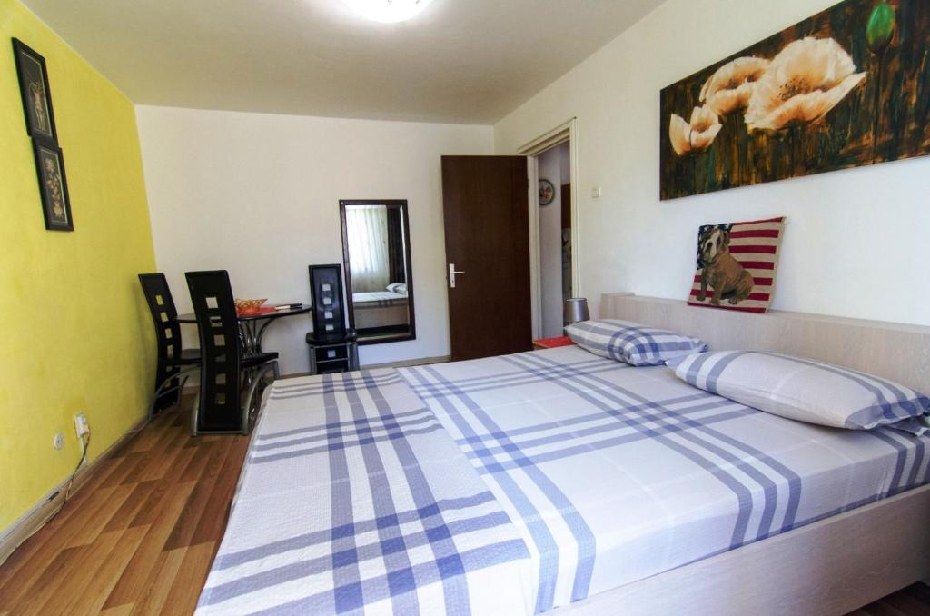 1 dormitorio con 1 cama con edredón azul y blanco en Premium family apartment, Floreasca area, en Bucarest