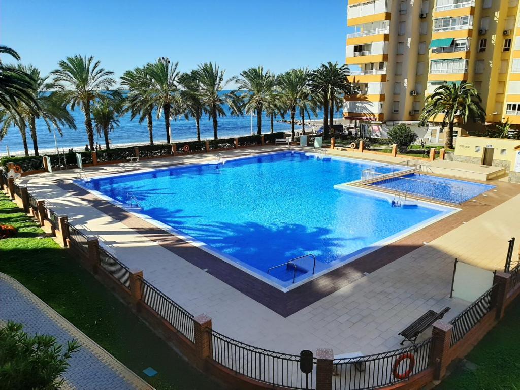 Bazén v ubytování Apartamentos Intercentro Algarrobo-Costa APARTAMENTOS TURÍSTICOS -INMOBILIARIA nebo v jeho okolí