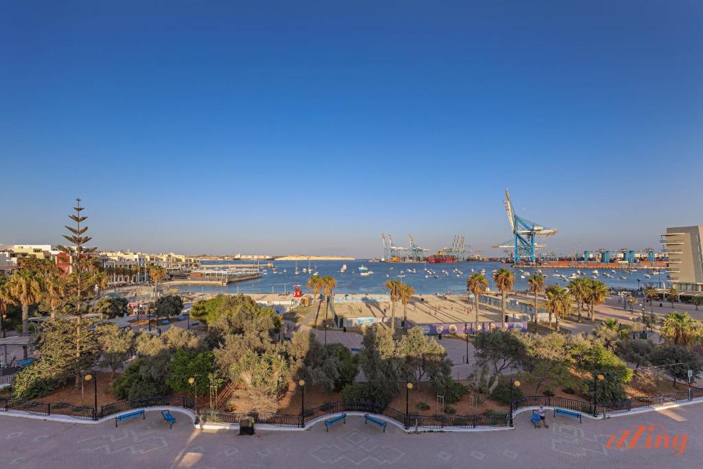 Gem Beachfront Apt with Amazing Bay and Sea Views - Appartamento Con Una Camera Da Letto