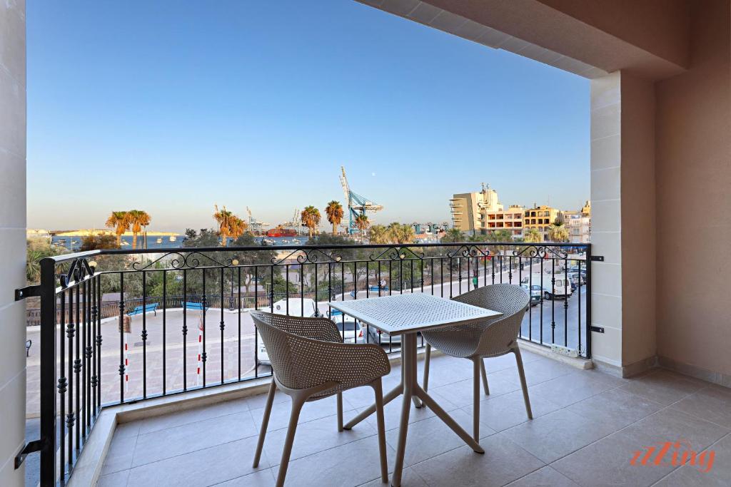Balkon oz. terasa v nastanitvi Gem Beachfront Apt with Amazing Bay and Sea Views