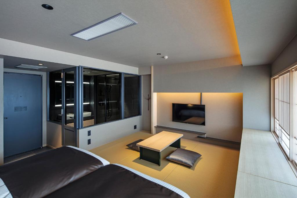 TV a/nebo společenská místnost v ubytování hotel tou nishinotoin kyoto