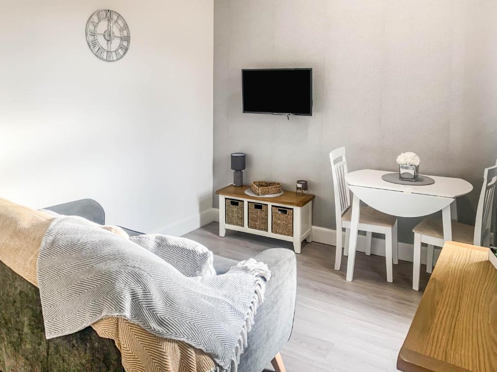 TV a/nebo společenská místnost v ubytování The Rosebery Retreat By The Castle 1-Bed Apartment