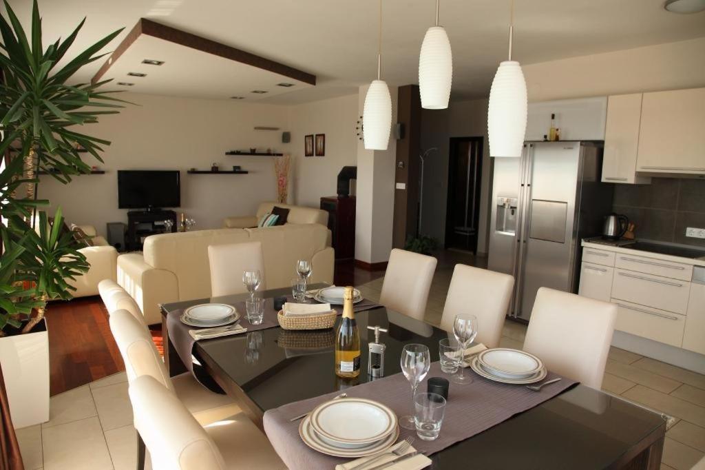 - une salle à manger et une cuisine avec une table et des chaises dans l'établissement Apartment Toma, à Kučine