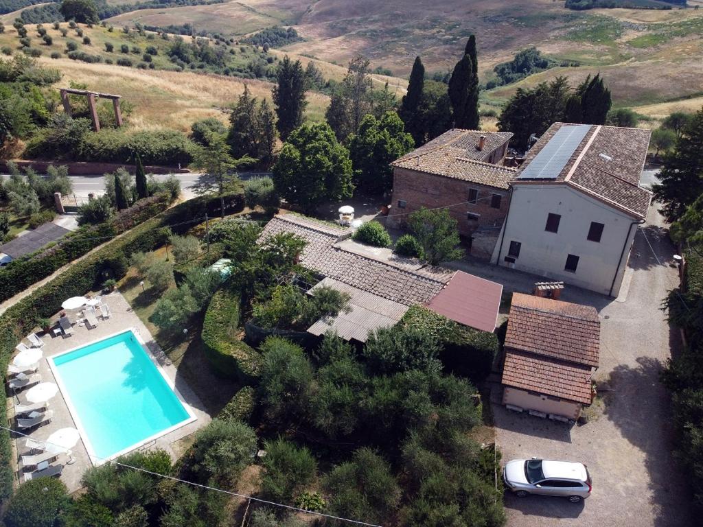an aerial view of a house and a swimming pool at B&B Le Logge Di Sopra in Asciano