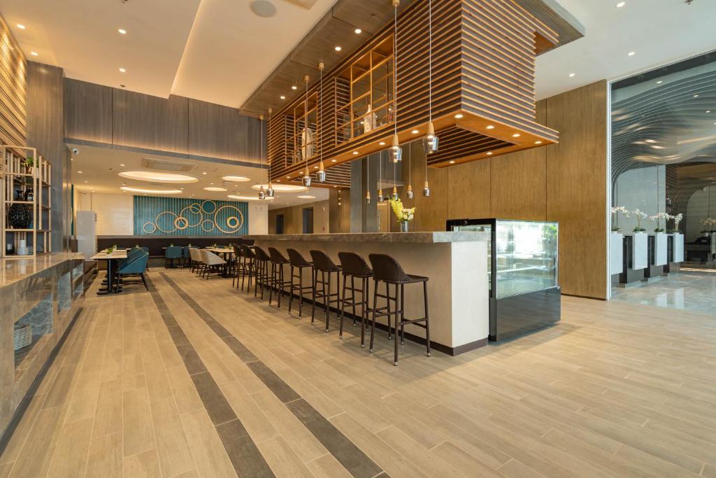 Kuchyň nebo kuchyňský kout v ubytování Bayfront Hotel Cebu Capitol Site