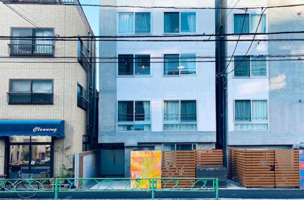 東京にあるjapan house nishishinjukuの街路沿いにある建物