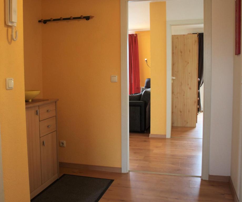 Cette chambre est dotée de murs jaunes et d'un couloir avec une porte. dans l'établissement Seute Deern, à Kirchdorf