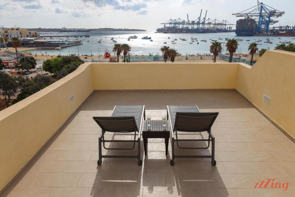Balkón nebo terasa v ubytování Luxurious Duplex Seafront Apt w Amazing Sea Views