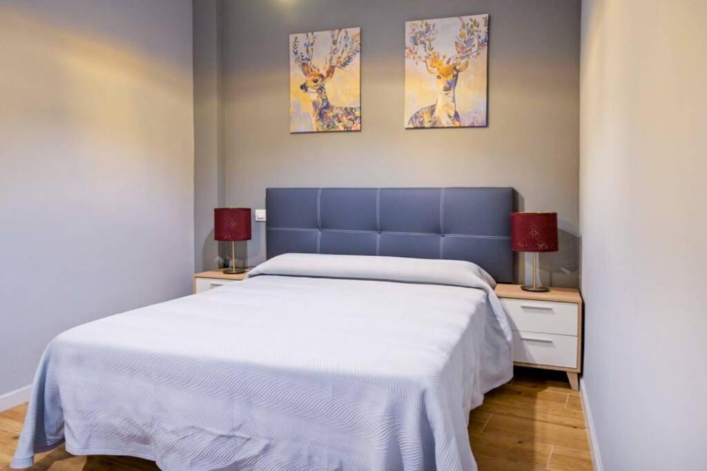 1 dormitorio con 1 cama blanca grande y 2 lámparas en A - Apartamento elegante con piscina compartida, en Torrico