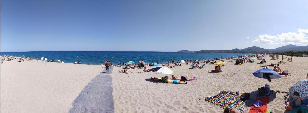 una grande folla di persone su una spiaggia di Maison Argeles sur mer proche plage ad Argelès-sur-Mer