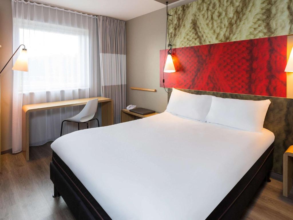 Postel nebo postele na pokoji v ubytování ibis De Haan