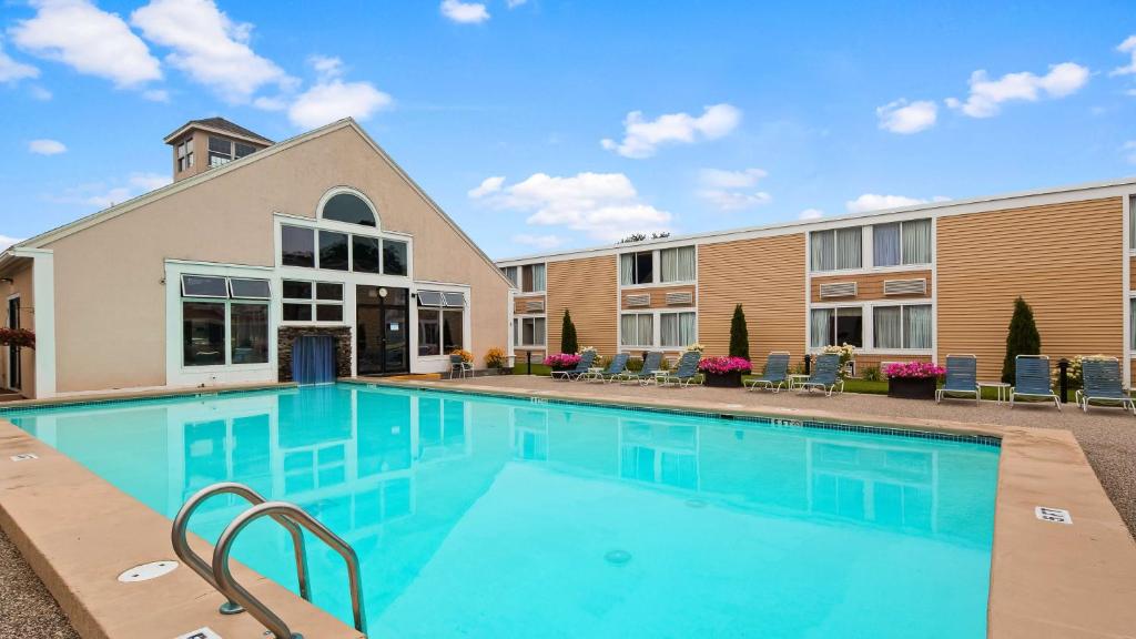 a swimming pool in front of a building at Best Western Merry Manor Inn in South Portland