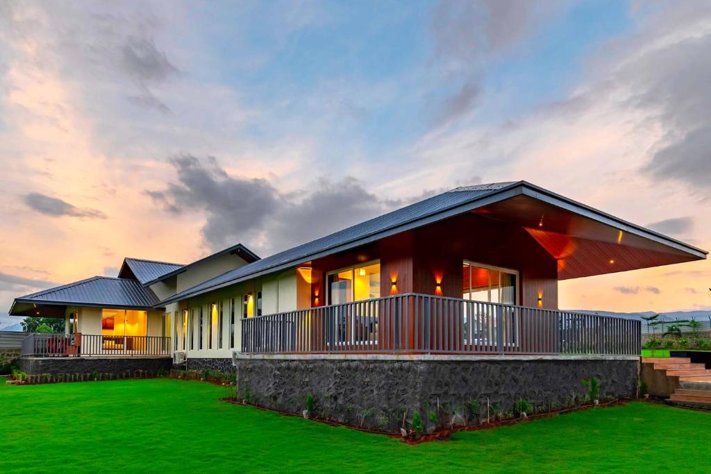 Ferias Vita by StayVista with Turf, Rainshower, Lawn, Swimming pool and Gazebo - Villa