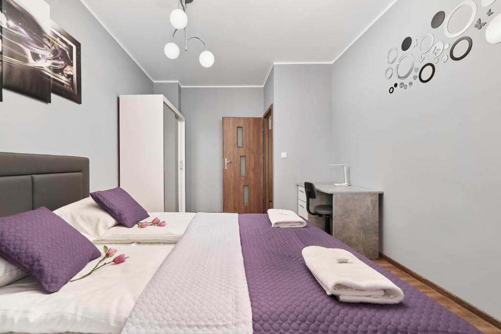 Łóżko lub łóżka w pokoju w obiekcie Apartments Wrocław Jana Pawła II with FREE PARKING Wrocław by Noclegi Renters