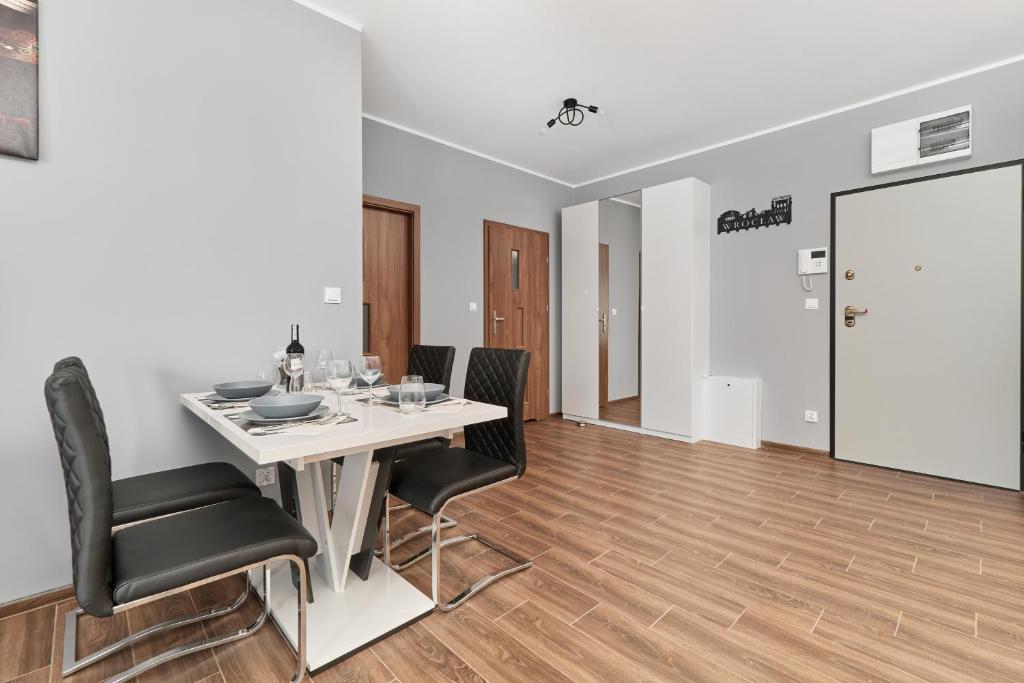 Zdjęcie z galerii obiektu Apartments Wrocław Jana Pawła II with FREE PARKING Wrocław by Noclegi Renters we Wrocławiu