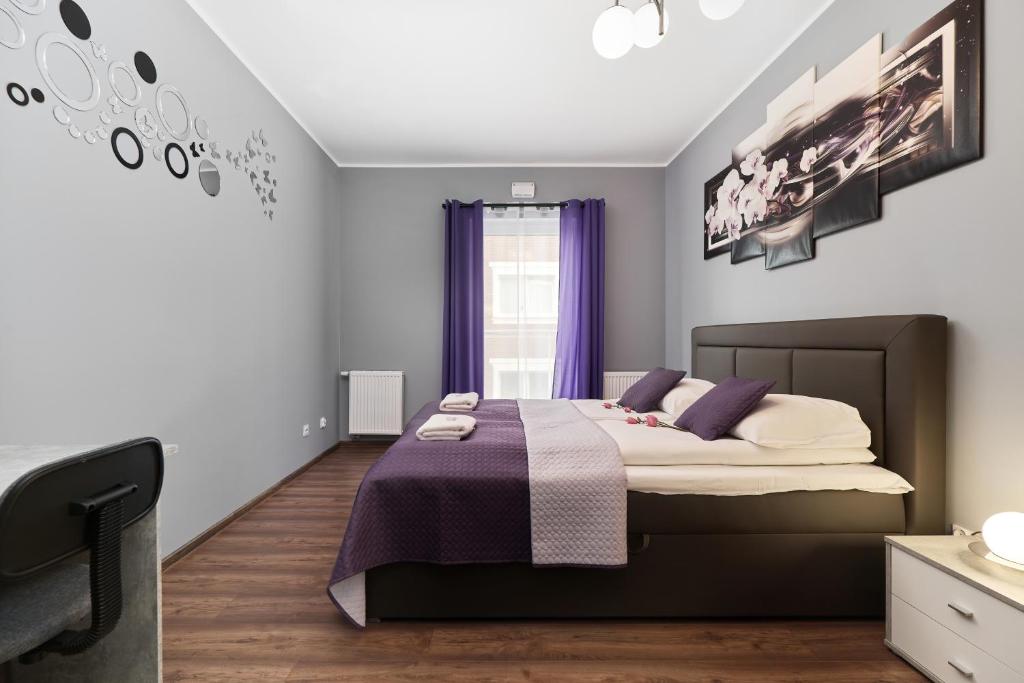 Łóżko lub łóżka w pokoju w obiekcie Apartments Wrocław Jana Pawła II with FREE PARKING Wrocław by Noclegi Renters