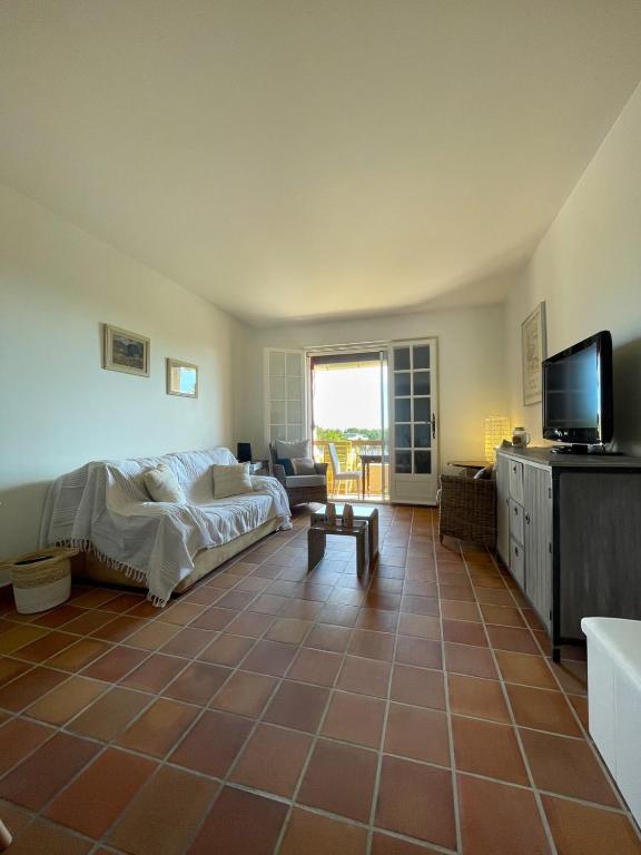 une chambre avec un lit et une télévision dans une pièce dans l'établissement Superb Apartment With Balcony Near The Beach, à Saint-Raphaël