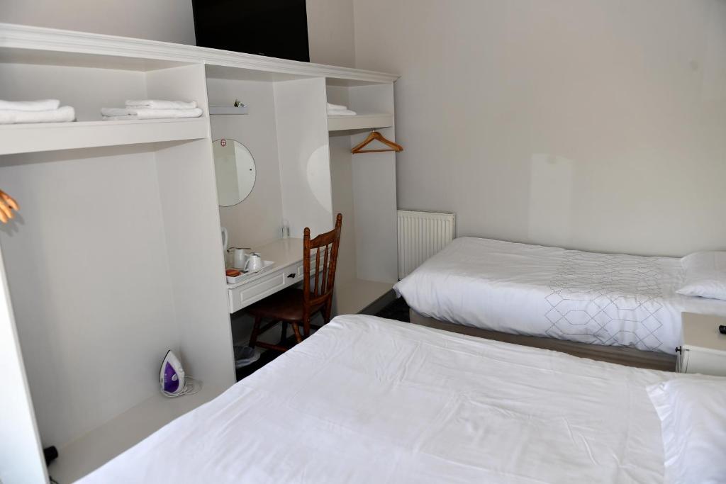 Postel nebo postele na pokoji v ubytování Railway House Guest House