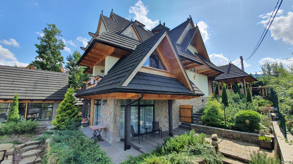 una casa con un gran techo de gambrel en Delta House, en Zakopane