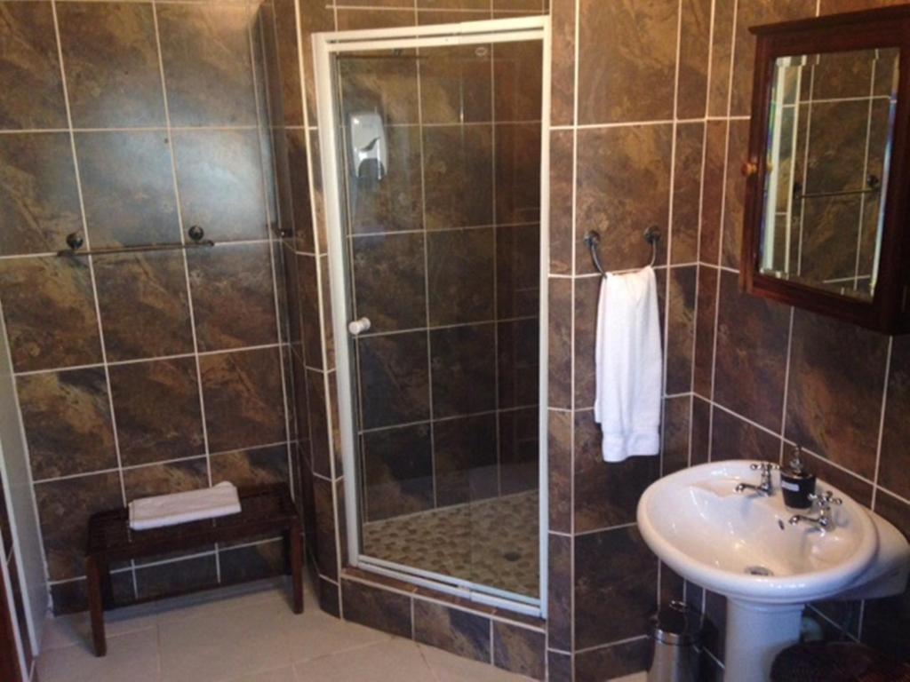 Buller's Rest Guest Lodge - Deluxe King Room