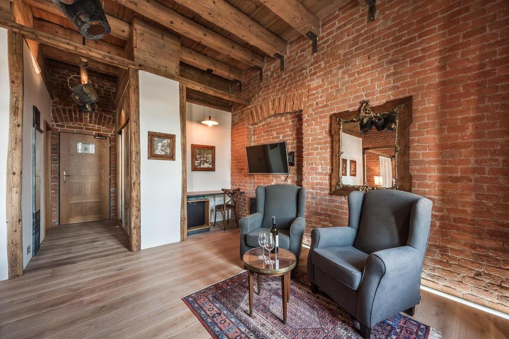 Uma televisão e/ou sistema de entretenimento em Hotel Mariánský Dvůr