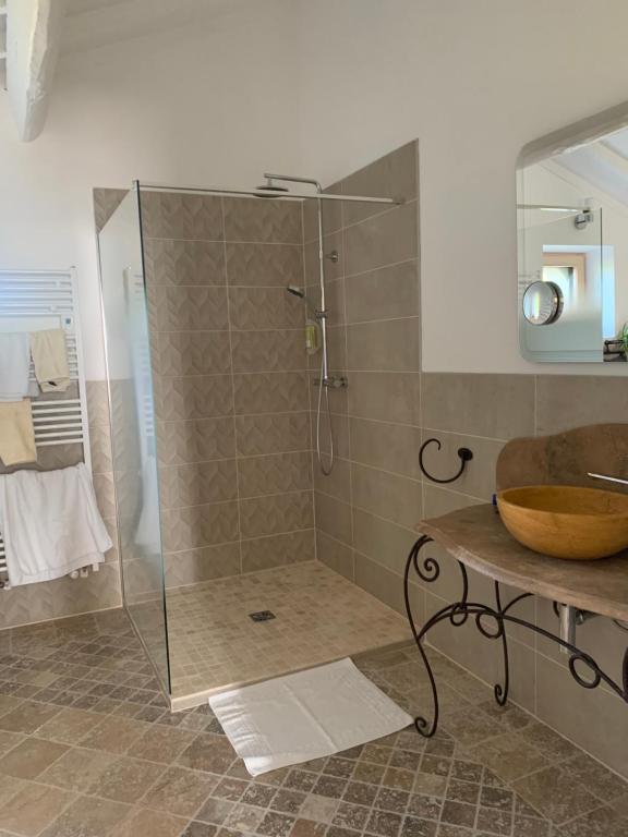 La Bergerie des Amandiers Chambres et Table d'Hôtes - Tweepersoonskamer Met Extra Bed