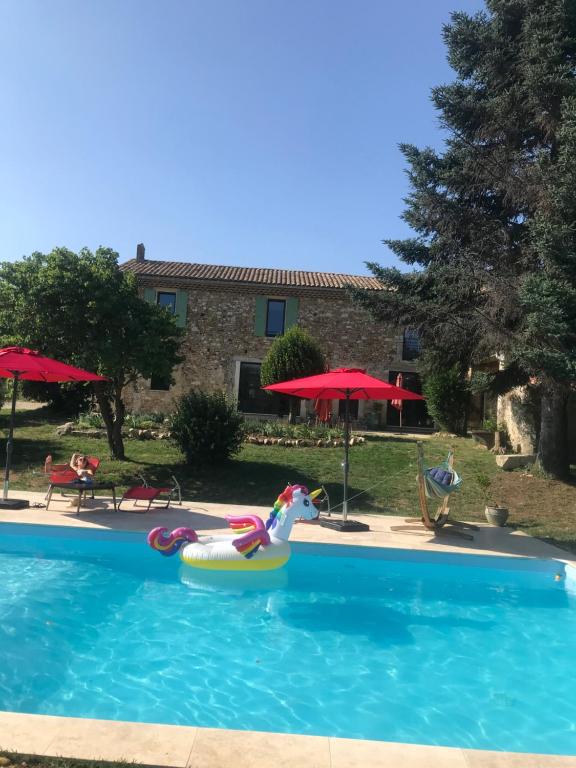 einen Pool mit aufblasbarem Pool, der eine Gefährdung mit sich bringt in der Unterkunft La Bergerie des Amandiers Chambres et Table d'Hôtes in Malataverne