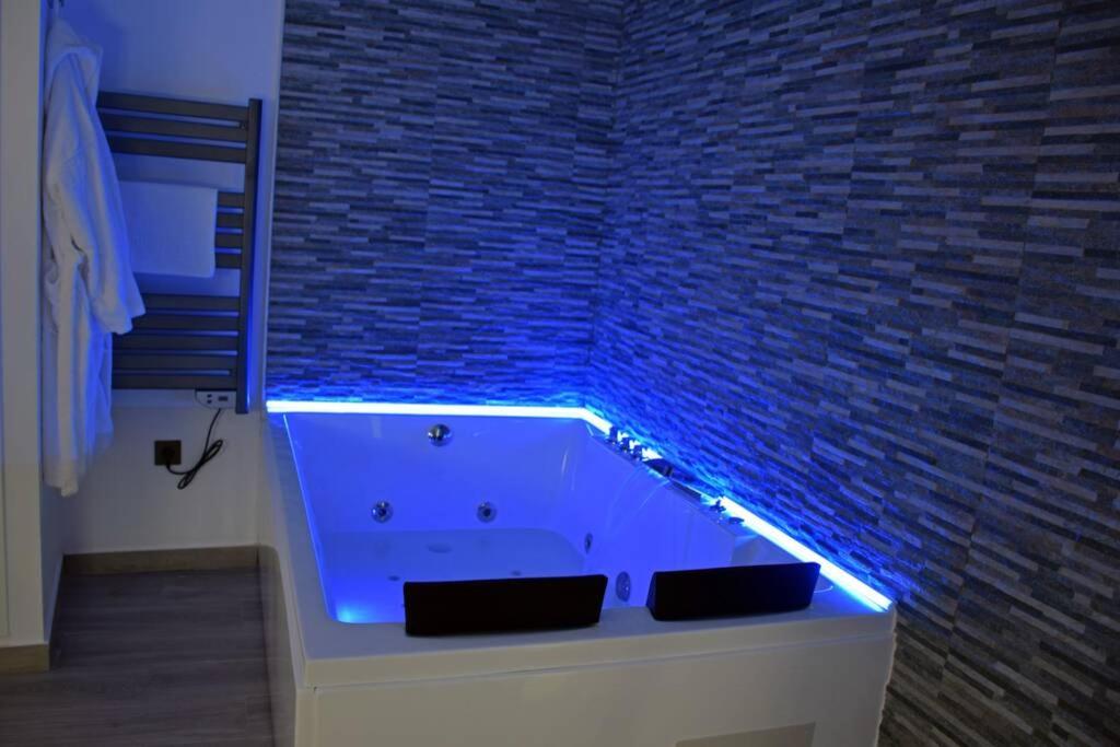 Kupaonica u objektu Alojamientos Lola, Suite con jacuzzi