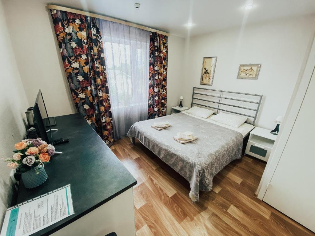ソルタヴァラにあるHotel Aleonの小さなベッドルーム(ベッド1台、デスク付)