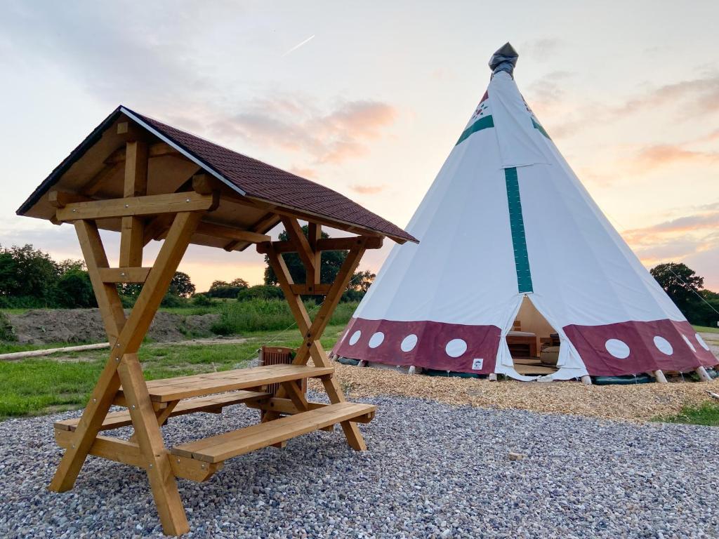 a tent and a picnic table and a teepee at Tipi Wappo in Belau