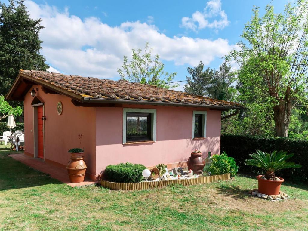 ein kleines rosa Haus in einem Hof in der Unterkunft Locazione Turistica L'Uccelliera - SMN130 in Canneto