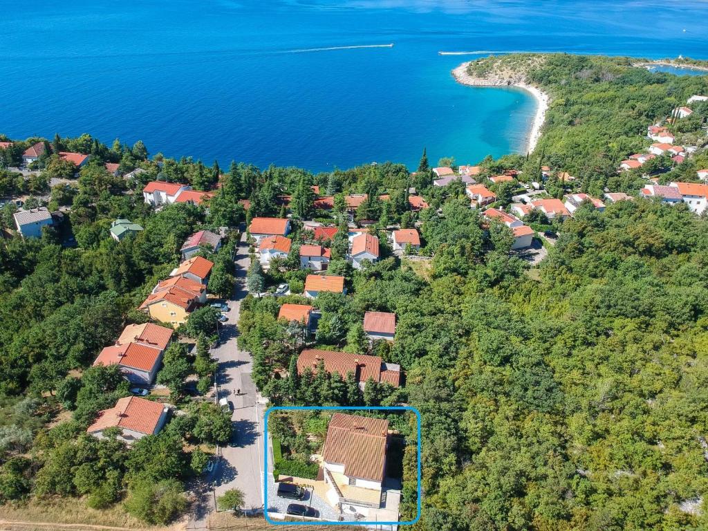 eine Luftansicht eines Hauses auf einem Hügel neben dem Wasser in der Unterkunft Apartment Mila-2 by Interhome in Jadranovo