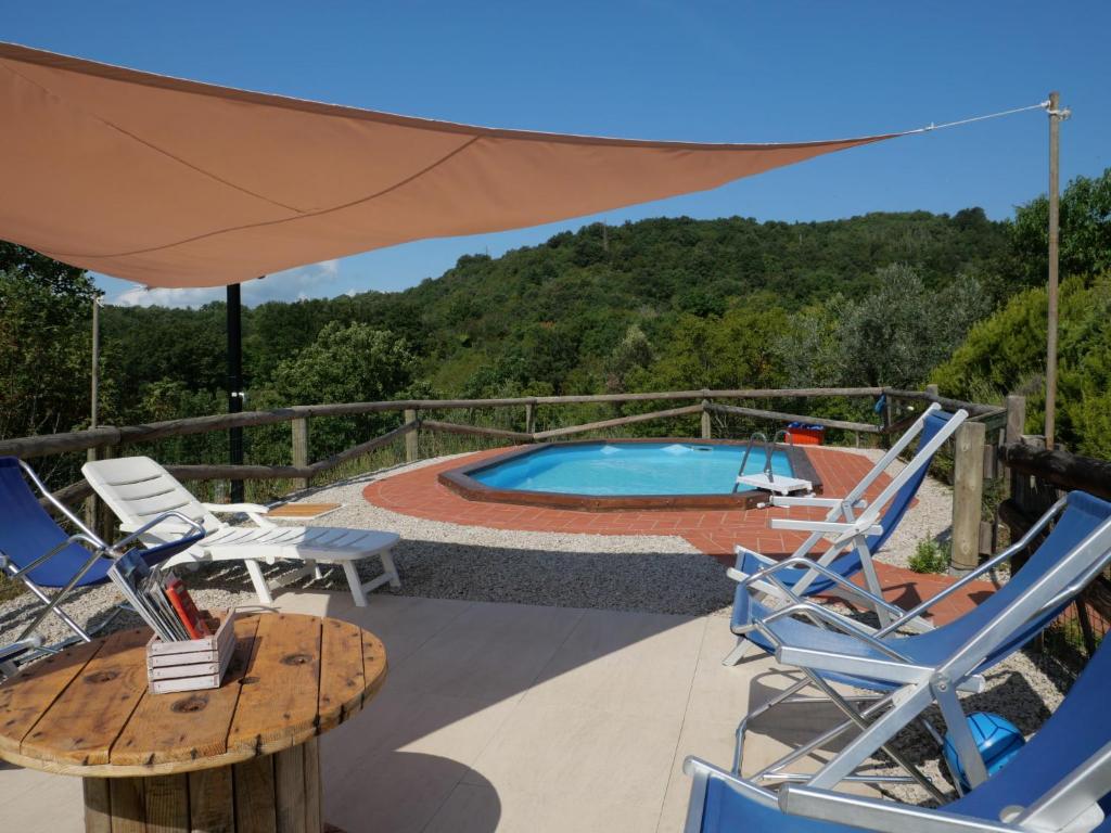 patio z krzesłami i basenem w obiekcie Apartment Pian dei Carpini - Laura by Interhome w mieście Prata