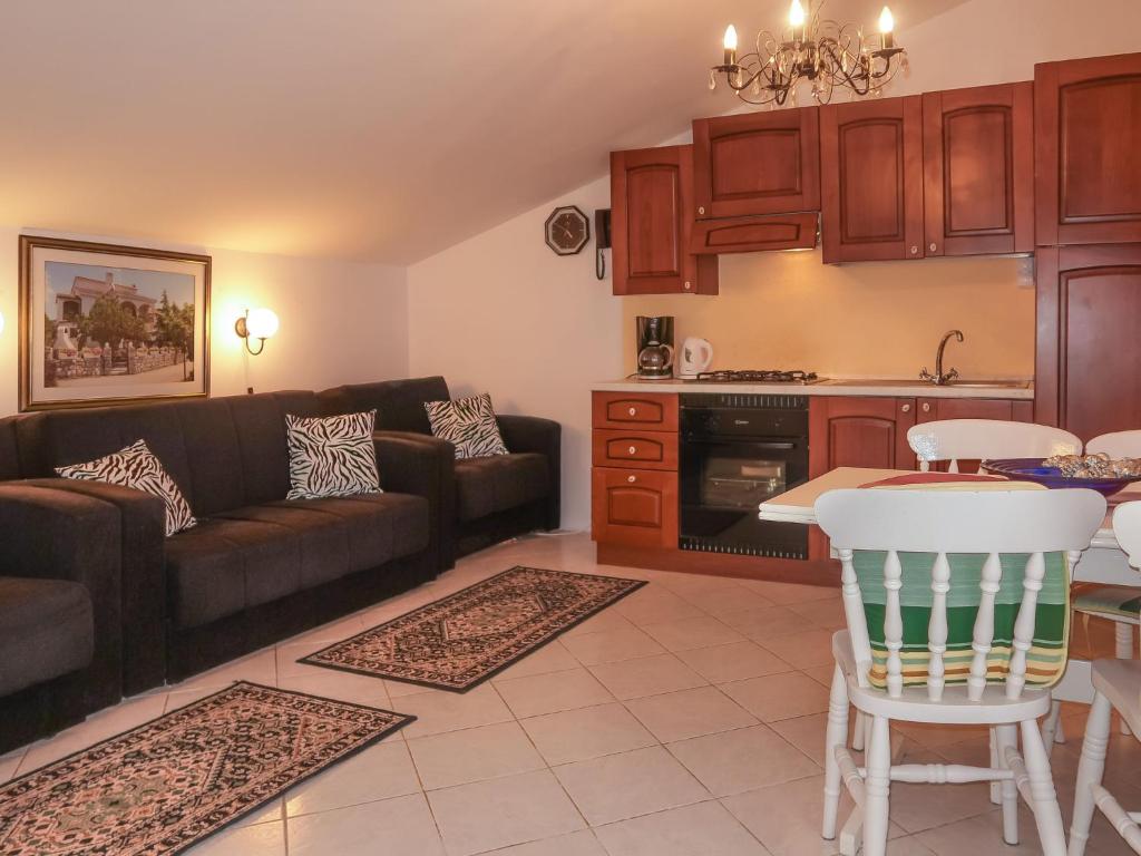 salon z kanapą i stołem w obiekcie Apartment Dilly-3 by Interhome w mieście Pinezići