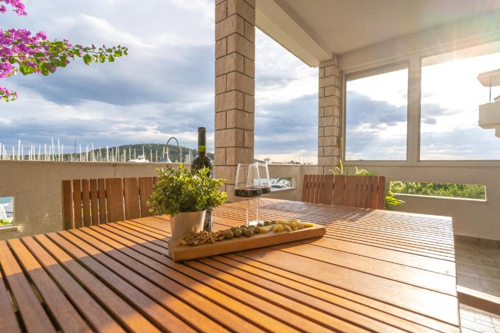 Balkón nebo terasa v ubytování Apartmani Bilonic Rogoznica