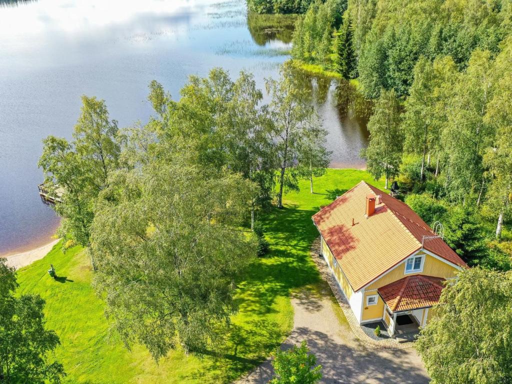 una vista aérea de una casa junto a un lago en Holiday Home Hintrekki by Interhome, en Kaustinen