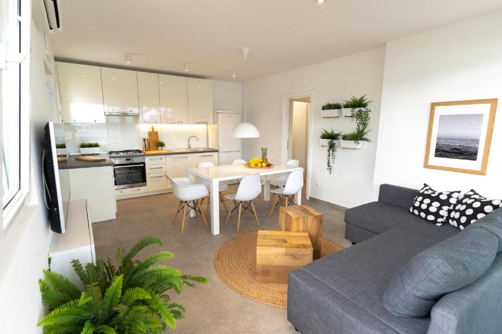 Kuchyň nebo kuchyňský kout v ubytování Apartmani Bilonic Rogoznica
