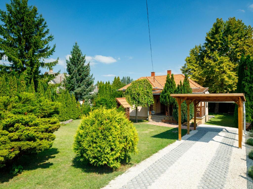 Vonkajšia záhrada v ubytovaní Holiday Home Christoph by Interhome