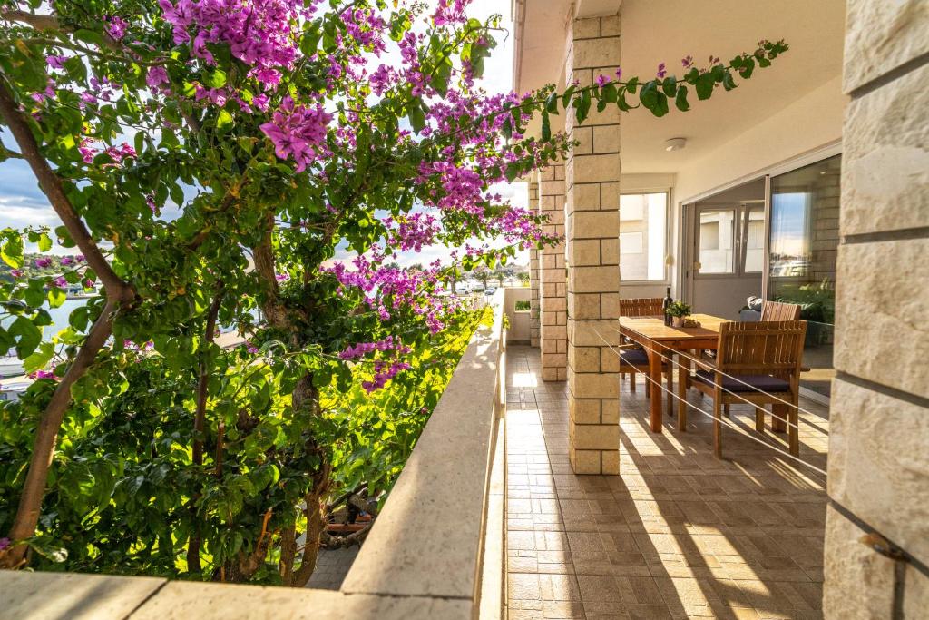 Balkón nebo terasa v ubytování Apartmani Bilonic Rogoznica