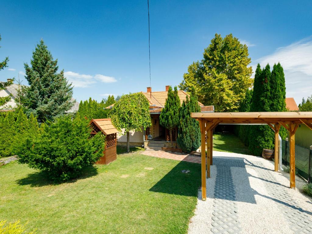 Vonkajšia záhrada v ubytovaní Holiday Home Christoph by Interhome